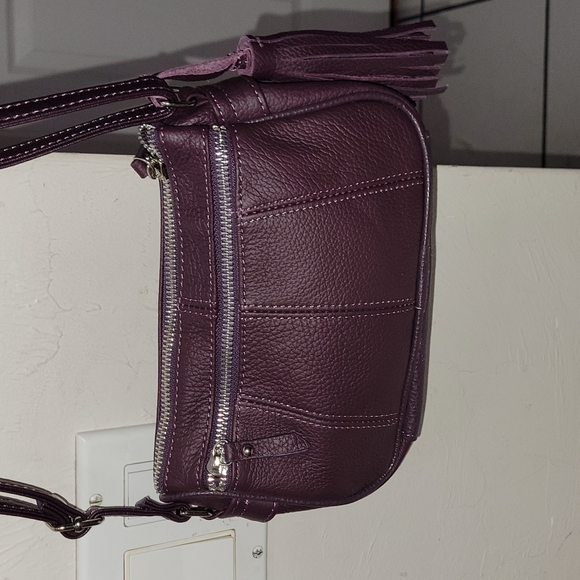 Purple leather crossbody purse with lots of pockets. - Picture 2 of 13